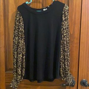 Women’s black shirt with leopard balloon sleeve